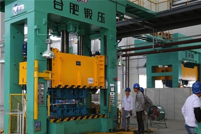 冲压车间工人操作冲压机