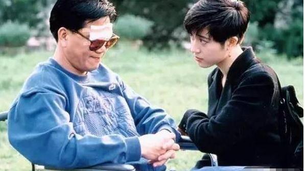 这也是陈法蓉的经典之作,清爽的短发造型,白皙高挑的身材,都市女性