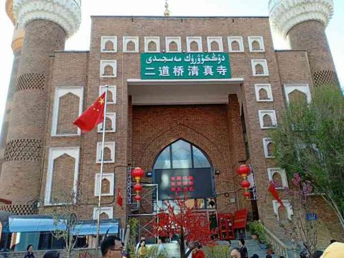 二道桥清真寺-"二道桥清真寺位于市区,在国际大巴扎,.