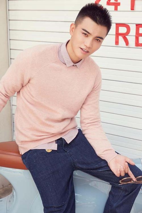 王羽铮爆冬日写真 星眉剑目笑容清新_新浪看点