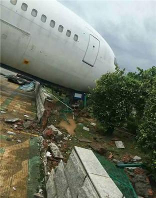 15级"莫兰蒂"登陆厦门 网友:强台风把飞机吹跑了