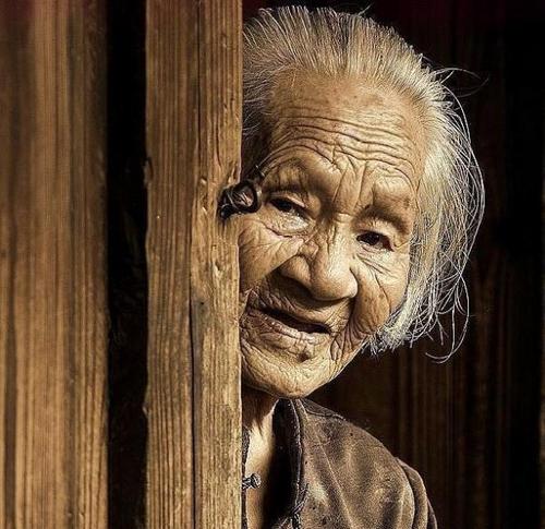 恐怖故事:老奶奶每天送红烧肉给我吃,可是她没出过门