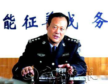 日照市公安局副局长,东港公安分局局长杨乐清. 通讯员 李宝琳 摄