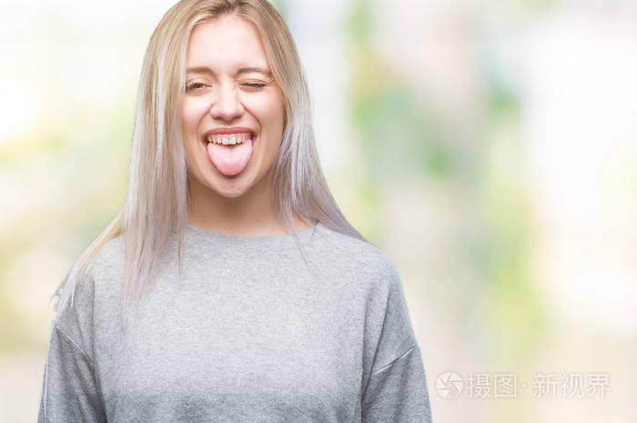年轻的金发女人在孤立的背景下伸出舌头,以有趣的表情