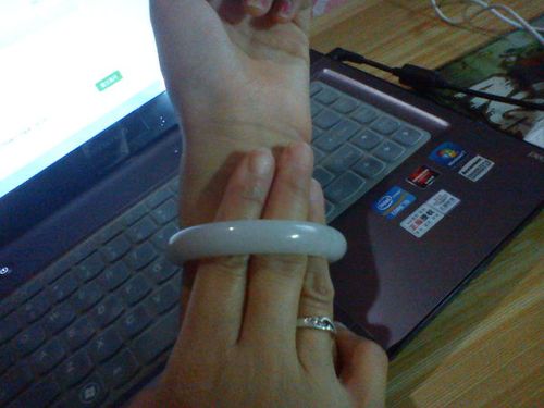 晚上就摘不下来了,手腕很细戴上余地很大但是手掌宽