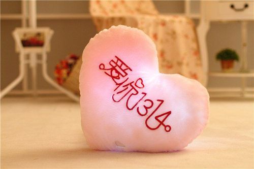 春季批发 梦幻七彩爱你1314毛绒发光抱枕靠垫音乐插手机七夕礼物
