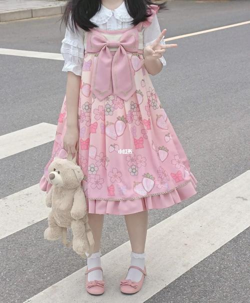 樱花草莓 有点圆绝绝子#樱花草莓lolita #绵羊泡芙有点圆_樱花_草莓