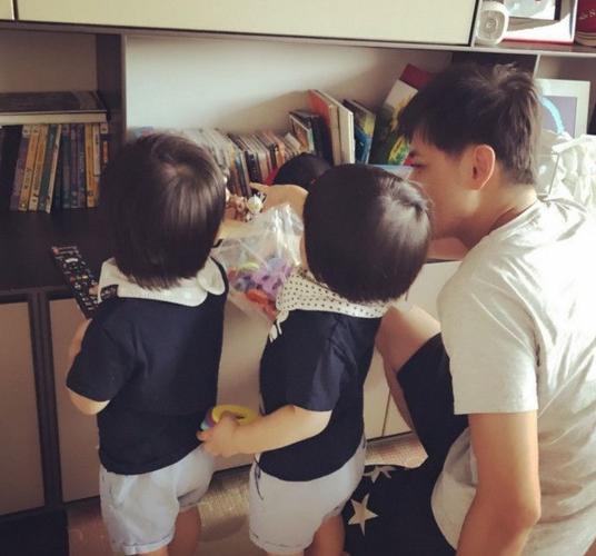 陈若仪还曾在微博晒出双胞胎儿子喂她吃东西的照片,照片中哥哥jenson