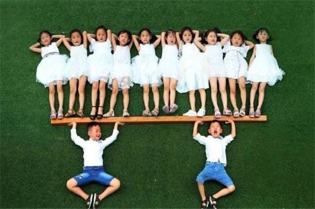 一组幼儿园毕业照火了,造型构图"脑洞大开",比大学生们还要强