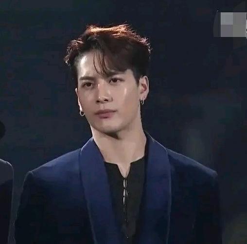 94昨日,王嘉尔身穿帅气蓝色丝绒西装出席mama红毯