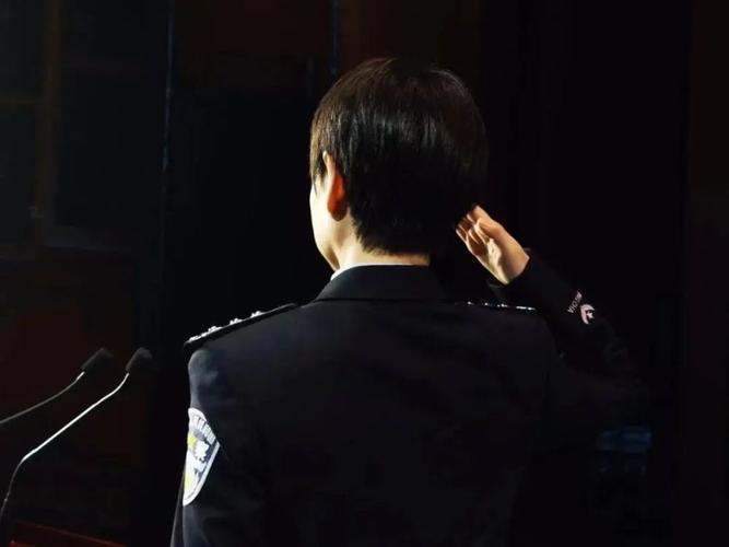 "我用背影守护你"