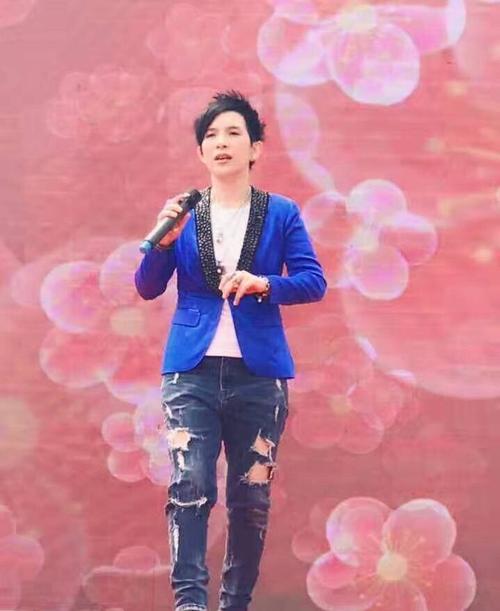 歌手潘美辰助阵中国广宗国际自行车城,并现场演唱