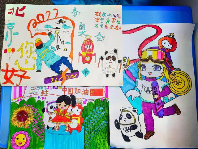 同学展示自己的"为奥运喝彩"主题活动作品,并作为寒假作业交到老师