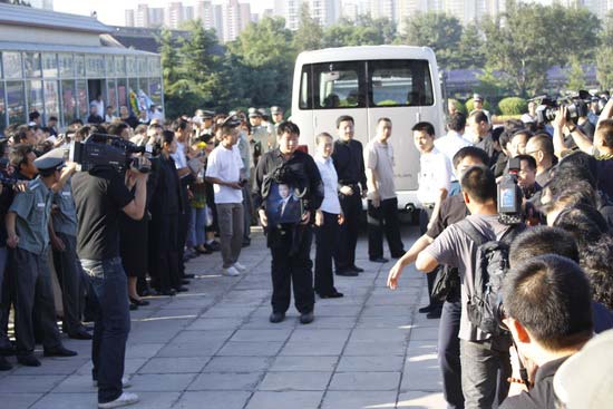 罗京追悼会:儿子罗疏桐捧遗像