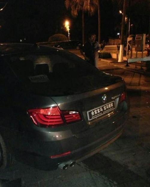 宝马拦腰撞断出租车 东莞宝马车和出租车相撞车祸现场图片