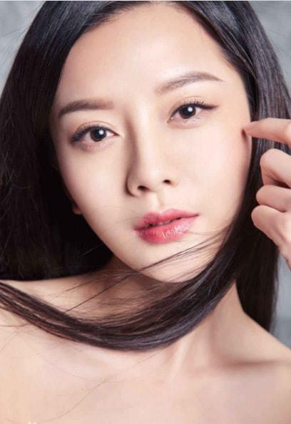 李倩,中国影视女演员,出生于湖南长沙,2000年,16岁的李倩参演首部武侠