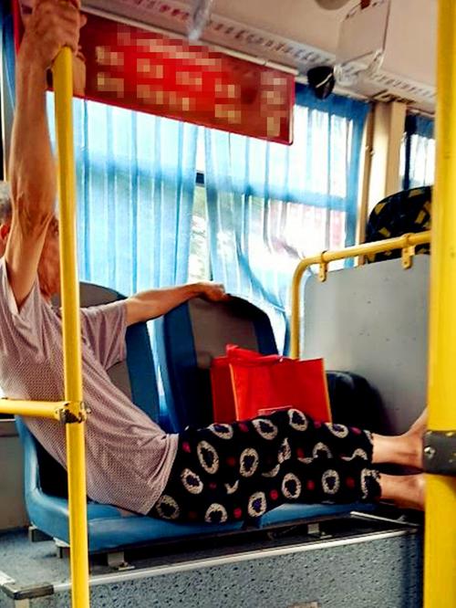大爷公交上坐姿妩媚 市民直呼"太别扭"