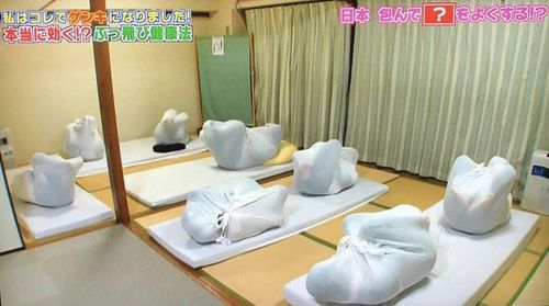 将大活人裹成粽子 日本最近兴起一种神奇的颈椎病疗法,名为"成人包裹"