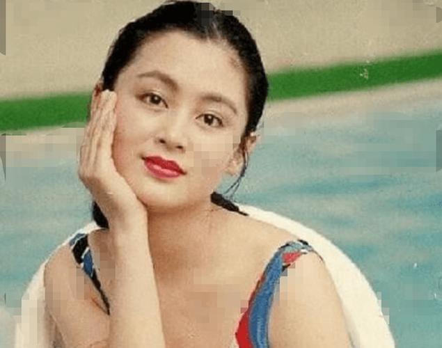 近日,陈红年轻时的一组旧照曝光,照片中,陈红身穿泳装坐在泳池边