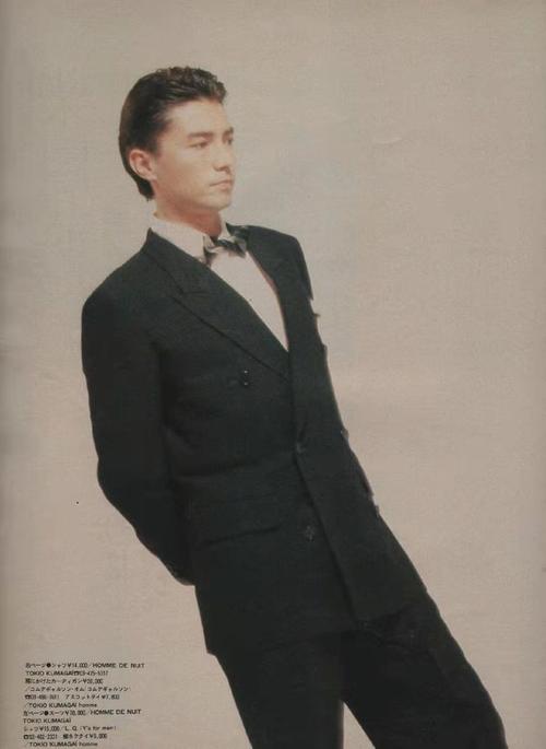 尊龙年轻时真绝穿西服叠穿马甲英俊帅气梳大背头显得骨相真美