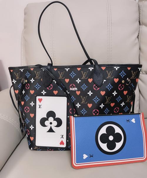 包包每季都有所谓的限量,这一季最优秀的地方我觉得在于前面的扑克牌