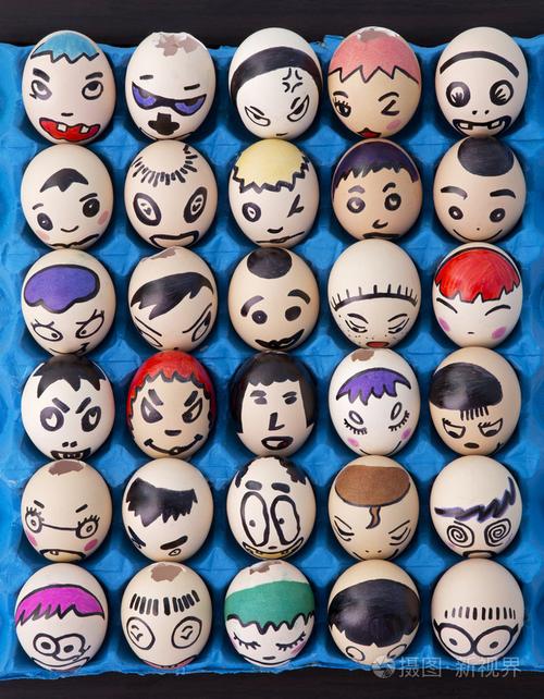 儿童的工艺画在鸡蛋上的脸