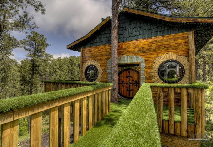 除了新西兰的『原版』,世界各地的爱好者们自建的霍比特小屋,甚至还有