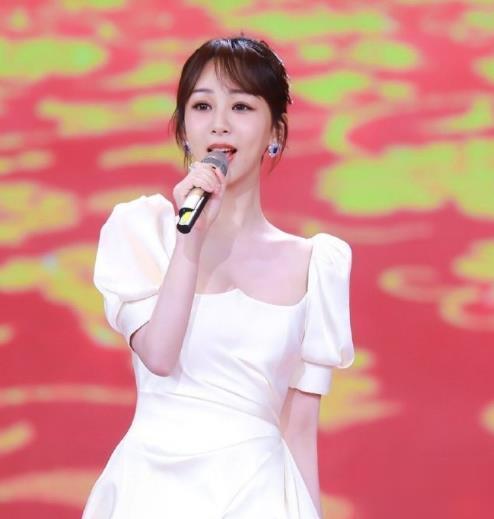 杨紫录综艺被路人抓拍,穿吊带裙大秀锁骨,生图下直角肩堪称绝美