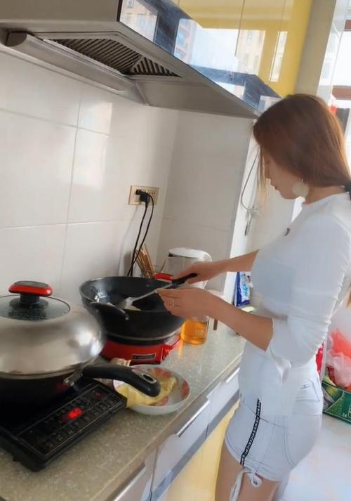 居家范美女穿热裤下厨,温婉的美妇形象
