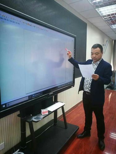 马煜老师正在进行白板操作测试