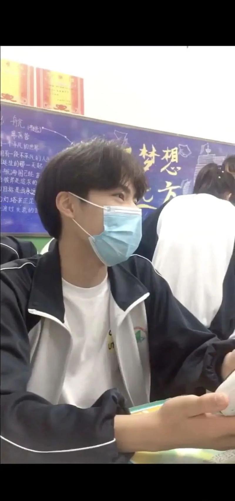 的帅气干干净净的白衬衫少年神似罗云熙好日系一男生时代峰峻进来招人