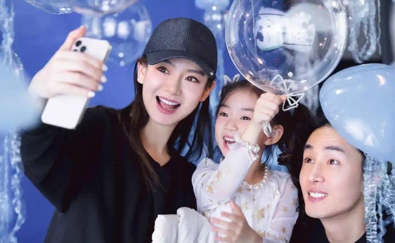 戚薇李承铉lucky游迪士尼,好温馨