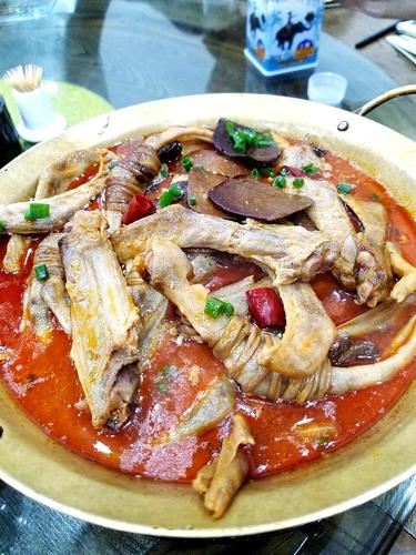 环境优雅,服务员会主动服务,口味也不错,点了个徽菜 徽厨三宝>味道
