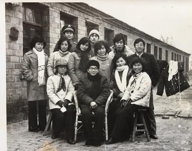 1986年即毕业7年后,重返伍佑与同学们相聚