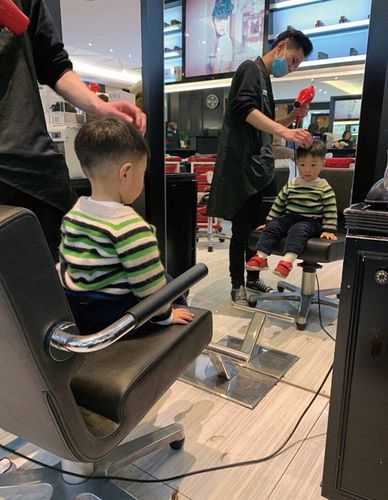 小朋友理发迎新春.