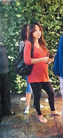 钟丽淇怀孕6个月 挺巨肚冒险玩瑜伽(图)