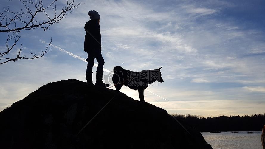 站在山上的女孩与狗背影