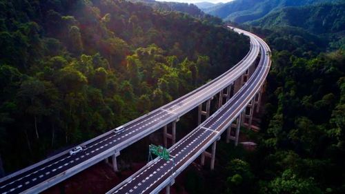 昆曼高速公路如一把灰色的利剑穿插在丛山密林深处,不仅穿过了地质