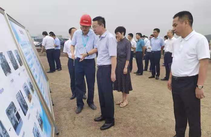 巴南区委书记,区政府区长何友生(左二)在重庆国际生物城了解相关