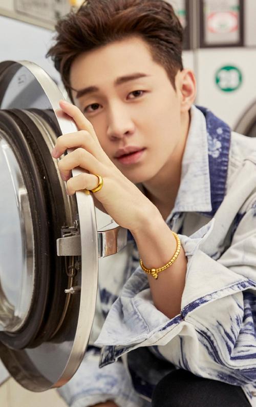 简介:刘宪华帅气养眼时尚街拍图片,分享一组刘宪华图片给大家,图中的