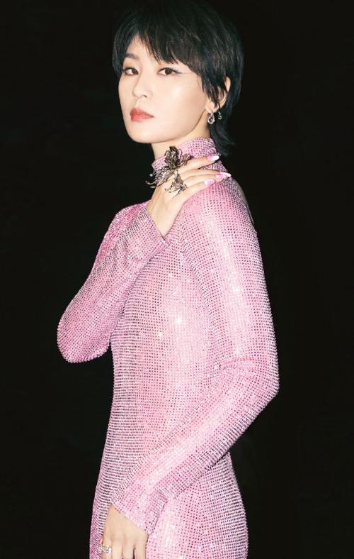 终于等到周笔畅穿裙子!留意她侧身时:比杨幂还要有女人味