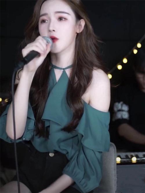 抖音戴羽彤同款百搭网红绿色露肩吊脖性感衬衫衣时尚气质秋34959