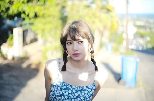 但lisa的锁骨是微微往上延伸的,穿吊带或者抹胸能更突