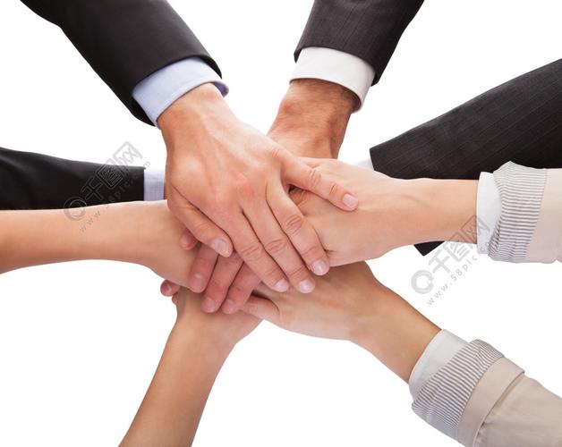 他们的手叠在一起的商人