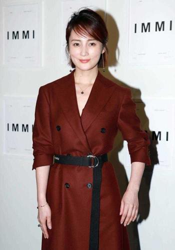 蒋勤勤气质不一般,真空穿西装连衣裙配腰带,45岁韵味十足