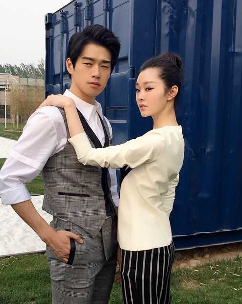 宋轶和魏大勋,这应该是在拍硬照吧,图中宋轶依然是丸子头,扎的样子和