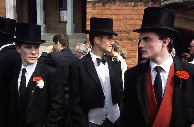 如果头上戴的"草帽"只是哈罗学生的标志,那么身上穿的燕尾服是哈罗