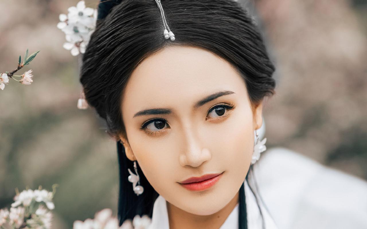 桃花树下白衣古装美女图片桌面壁纸