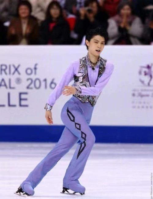 羽生结弦北京首秀失败穿绝美考斯滕上场蓝色羽毛装大爆火