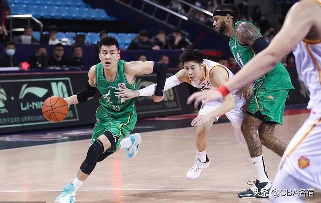 郭艾伦运球过半场,只要他压时间就可以让比赛结束,但是他直接选择了